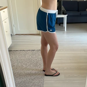 Adidas blå korta tracksuit shorts - Storlek M perfekt skick. Passar S också