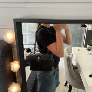 Kurt Geiger väska - Svart Kurt Geiger väska i den stora modellen, som man kan ha både korsat över kroppen och som axelväska. Köptes på Kurt Geigers egna hemsida för 3900kr. Säljer denna för 2500 då jag använt den en gång och inga tecken på användning!