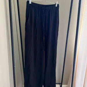 Svarta ”linnebyxor”  - Raka svarta byxor från stravidarius som påminner om linnebyxor men har inte det ”typiska” linnematerialet. 