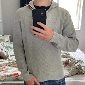 Massimo dutti half zip - Säljer en stickad Massimo dutti half zip i storlek m men har krympt i tvätten så skulle säga sitter som xs. Sitter lite liten på mig som är 170. Skick 9/10