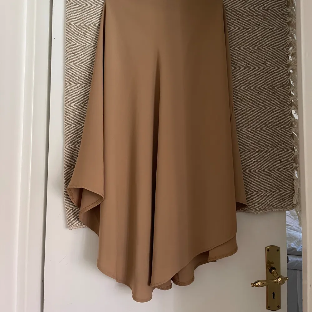 Säljer denna khimar från Bantik, modellen och färgen 'Khimar Rounded Silk of Medina Caramel'. Köpt för 285 kr exklusive frakt, säljes för 130 kr. Bra skick.. Övrigt.