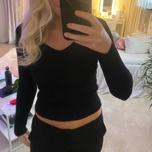 Tröja från mango - Säljer min fina långärmade svarta tröja från mango. Använd en gång och i väldigt bra skick🥰