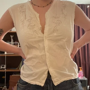 Vit blus med gulligt mönster - Vit kortärmad blus med supergulligt mönster på framsidan!  Köpt second hand, står inget märke