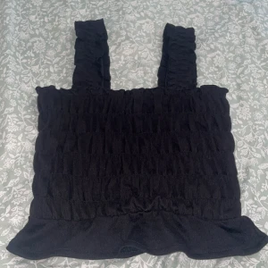 🥰En svart top🥰 - Aldrig använt, en helt ny svart topp Hals: Djupt ringad rygg Mönster: Enfärgat Storlek:XS