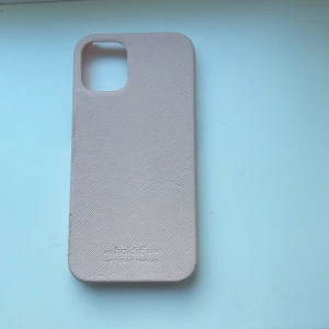 Mobilskal  - Mobilskal för iPhone 12 mini, lite bortskrapad färg men inget man tänker på 💕köpte för 259