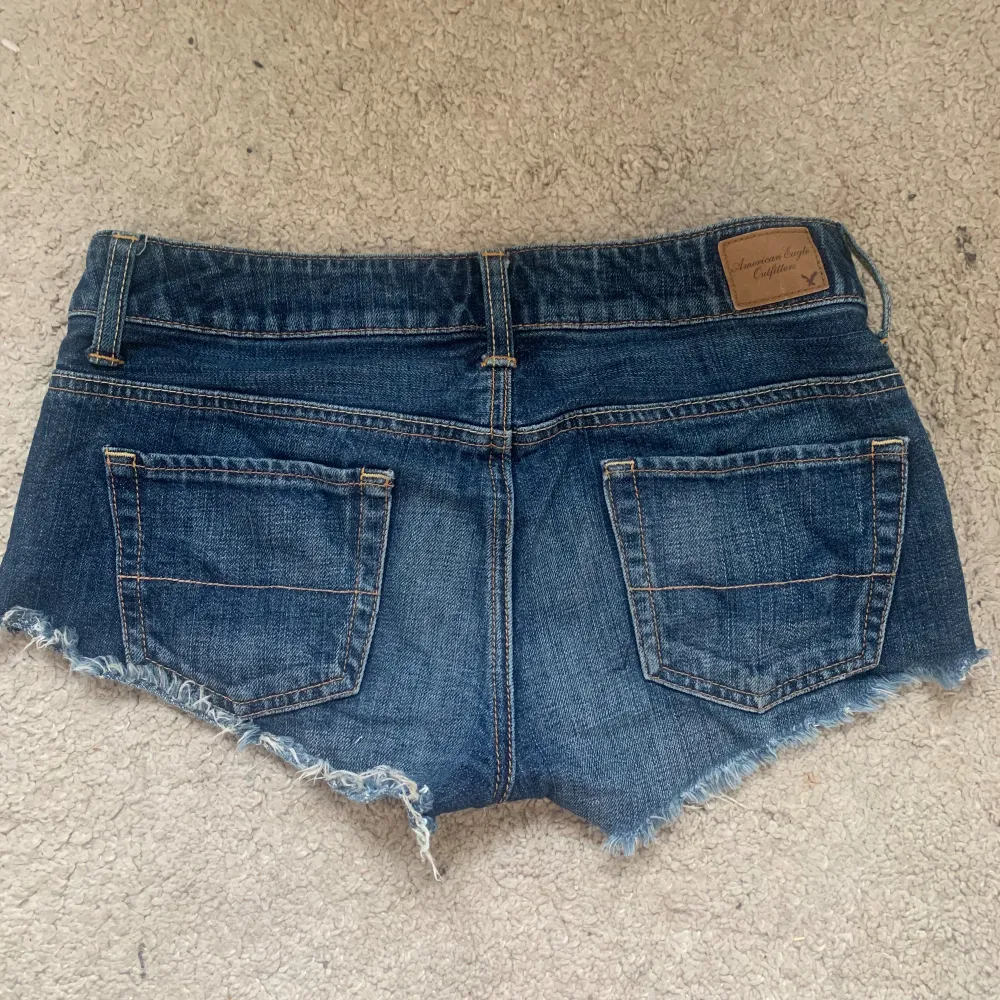 Super snygg jeans shorts från american eagle i storlek 0 som passar xs till s lågmidjade midjemåttet är 40 cm rakt över 🤍. Shorts.