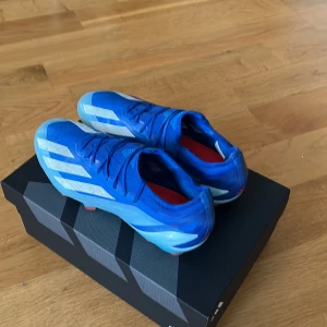 Fotbollskor adidas crazyfast - Snygga adidas fotbollskor i storlek 40 2/3. Nypris 2899 ”A-modell”. Skick 8 av 10 använda varsamt. Säljer då dom inte passar min fot. Pris går att diskutera