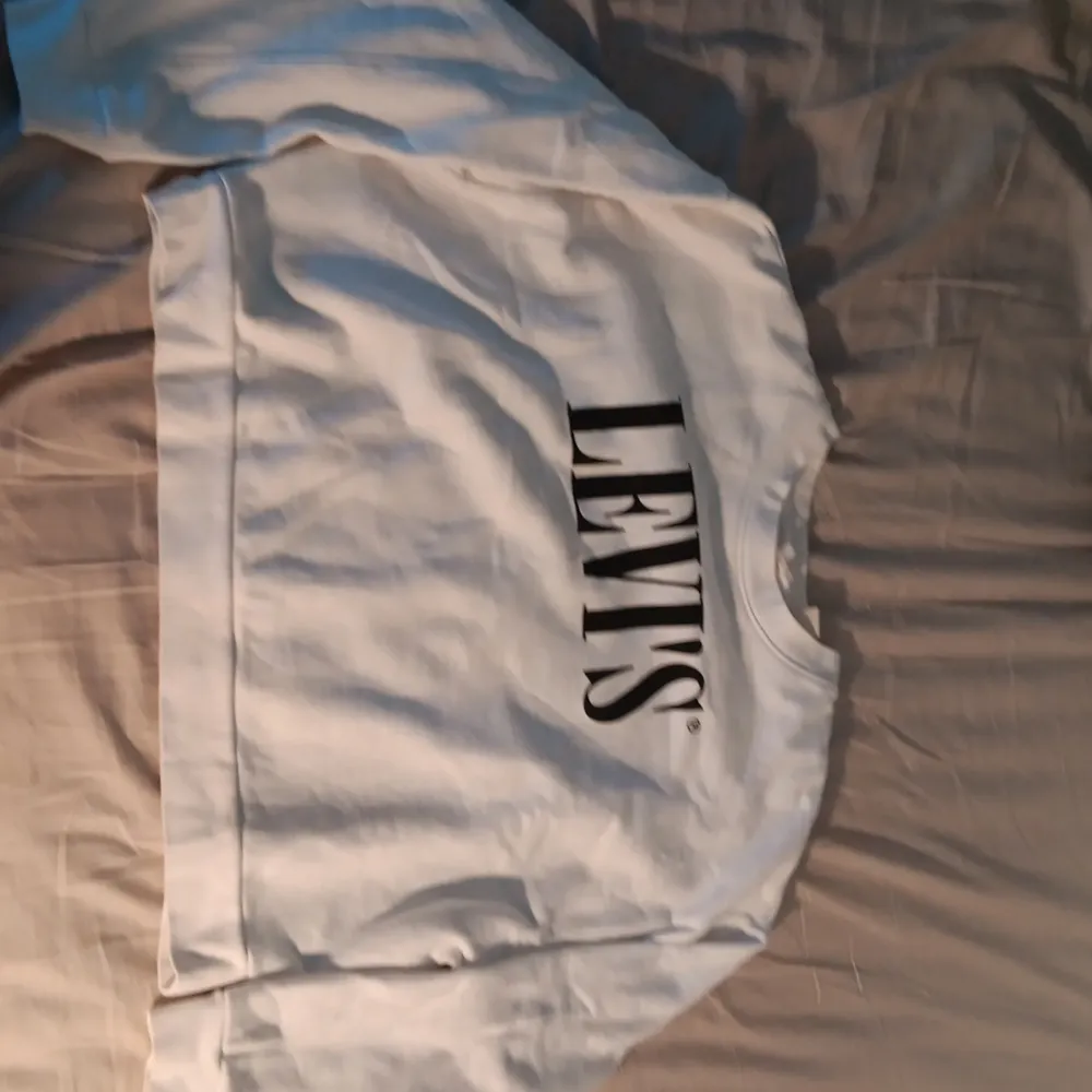 En vit, kroppad sweatshirt från Levi's i mycket gott skick. Storlek M. Visste inte riktigt vilken kategori jag skulle sätta den som, mdn den har ingen luva/hoodie.. Hoodies.
