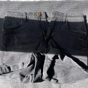 Vanliga svarta jeans shorts, ganska använda så de är lite urtvättade, alltså inte helt svarta men annars i gott skick💕 köps via ”köp nu” men hör helst av dig innan😚