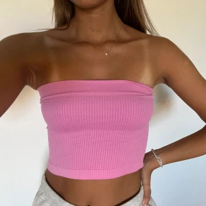 Bandeu - Bandeutopp från Urban Outfitters. Är använd ett tillfälle så helt i nyskick💗💕🏄🏽‍♀️🦋🐬Nypris runt 250 kr