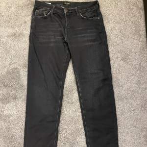 Snygga svarta jack&jones jeans, storlek är W30 L32 modellen på bilden är 1,70cm, perfekt skick inga slitningar 
