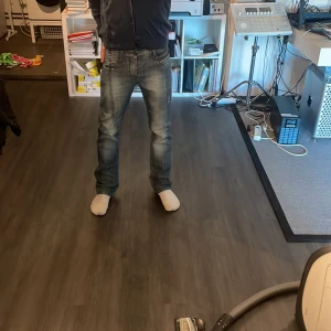 Jack n Jones Jeans - Riktigt feta och lite unika Jack n Jones jeans som sitter som slim fit jeans. Skicket är mycket bra och dem passar riktigt bra till en fräsch tisha elr kofta Dem är ganska långa och tajta i midjan på mig vilket är varför jag säljer