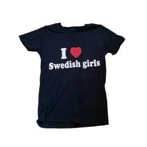 I ❤️SWEDISH GIRLS TRÖJA - Skön tröja för sommaren💯 Säljer pga paraknas🔥🔥Storlek XS men känns som en small-medium