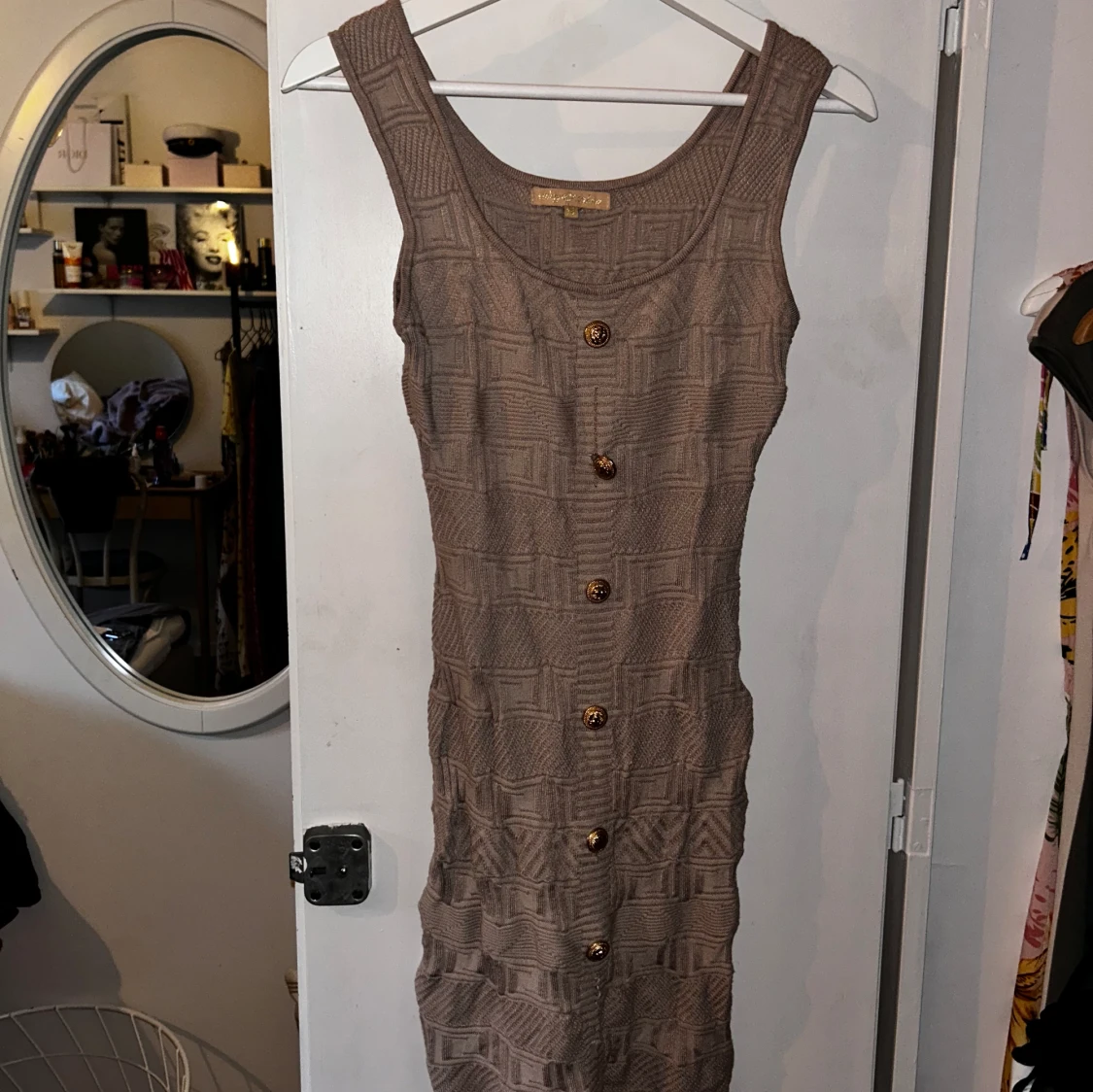 Beige klänning med guldiga knappar