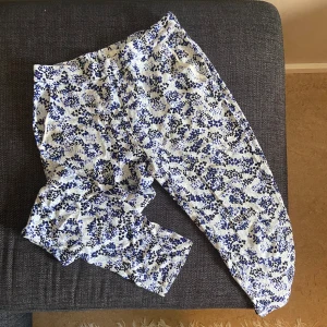 Byxor - Mönstrade byxor från Cubus, storlek 34. Tyvärr inga bilder på då de är för små. Använda men inga defekter 