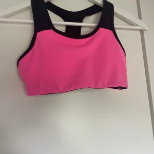 Soc sport bh  - Säljer denna oanvända sport bh från soc i storlek XS, nypris 400kr och säljer för 210kr🩷