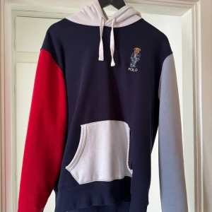 Ralph lauren Hoodie. - En nästan helt ny Ralph Lauren Hoodie till salu. Den är för stor för mig. Pendlar mellan M och L och denna var alldeles för stor. Detta är L använt ett fåtal gånger. Ny pris 1600kr