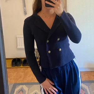 Kofta - Marinblå kofta från vila i storlek XS. (Passar även mig som har S) Använd fåtal gånger och inga defekter 