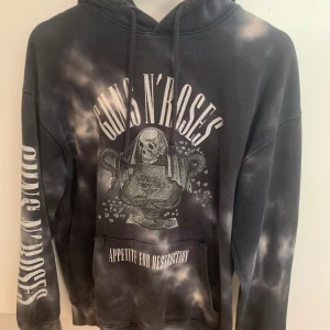 Guns and rosé hodie pris:350 - Storlek S, använd få gånger  Skriv vid intresse  