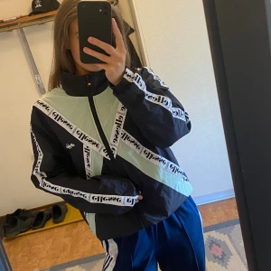 Ellesse jacka - Streetstyle jacka från märket ellesse. Storlek M (passar mindre beroende på hur oversize man vill ha den) Sparsamt använd och inga defekter 