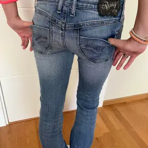 Skitsnygga lowwaist jeans från replay. Sydda bootcut och har dragkedjor på sidan. Passar nån kortare än 160 och en xs i midjan. Pris kan diskuteras!!❤️
