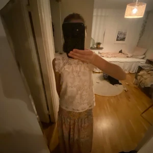 Blus - Köparen står för frakt Hej jag säljer en jättefin blus med spets. Storlek S och knappt använd, färgen är en typ av beige rosa. Skriv för fler bilder😊