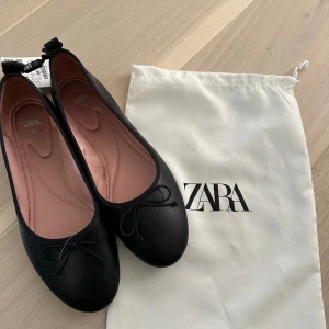 Ballerinaskor - Säljer dessa slutsålda ballerinaskor från zara i storlek 38. Säljer då jag köpt ett par andra. Aldrig använda med lappen o påsen kvar. Nypris 299kr