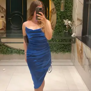 Säljer denna blåa satin klänning då den inte kommer till användning mer, använd endast 1 gång. Inga tecken på användning som ny. 