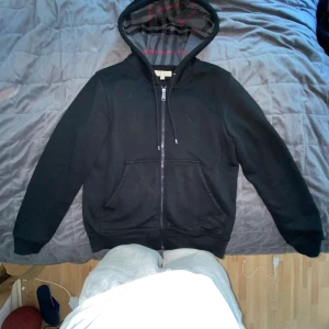 Burberry hoodie - Jag säljer denna eftersom jag använder den inte. Priset kan diskuteras