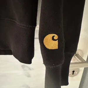 Carhartt hoodie size XS - Storlek XS passar också S tjocktröja Carhartt använd runt 3 gånger 