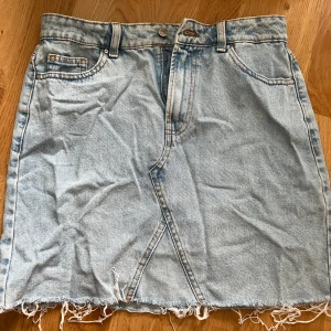 Jeanskjol - Mått står på sista bilden, passar en xs-xss  Knappt använd Säljer för att den är för liten 