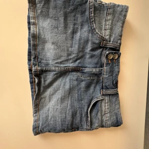 Jeanskjol! - Säljer min super fina jeanskjol som är från hm. den är lågmidjade med 2 knappar. Super fin nu till sommaren. Säljer då den är för stor!! Är storlek 38 men skulle säga att den passar 36. Även 34 om man vill ha lite baggy.  Kan ner i pris!!