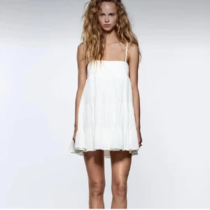 Söt zara klänninh - Jätte söt sommar klänning från zara. Köpte på plick förra sommaren men har inte använt den sen dess💕