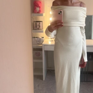 Gina kläning med slits  - Hej jag säljer min jätte fina gina kläning pga att jag bara använt den 1 gång och har inte användning av den. Den är somsagt använd en gång så de finns inga skador på den. Kommer sälja den billigare en vad den köptes för 🌸💖