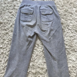 Juicy byxor - Ett par juicy byxor som är i bra skick har inte använt alls mycket, har storlek XS i byxorna men funkar utmärkt som S🥰väldigt prisvärda🤗