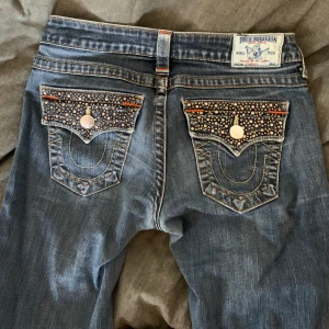 True religion jeans - Low waist jeans från true religion med snygga fickor. Midjemått: 38cm. Innerbenslängd: 80cm. Säljer då de är förstora för mig🩷 pris kan diskuteras vid snabbt köp