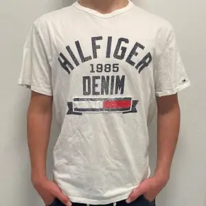 Hej, säljer denna snygga Tommy Hilfiger T-shirt perfekt för sommaren.  Inga defekter, storlek S men funkar som M. Hör av er vid frågor eller bilder!