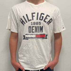 Tommy Hilfiger T-shirt  - Hej, säljer denna snygga Tommy Hilfiger T-shirt perfekt för sommaren.  Inga defekter, storlek S men funkar som M. Hör av er vid frågor eller bilder!