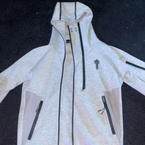 Trapstar zip - Trapstar zip. Knappst använd pga den inte passar mig längre. Exklusiv trapstar zipup hoodie. Pris kan diskuteras. Nypris +3500kr