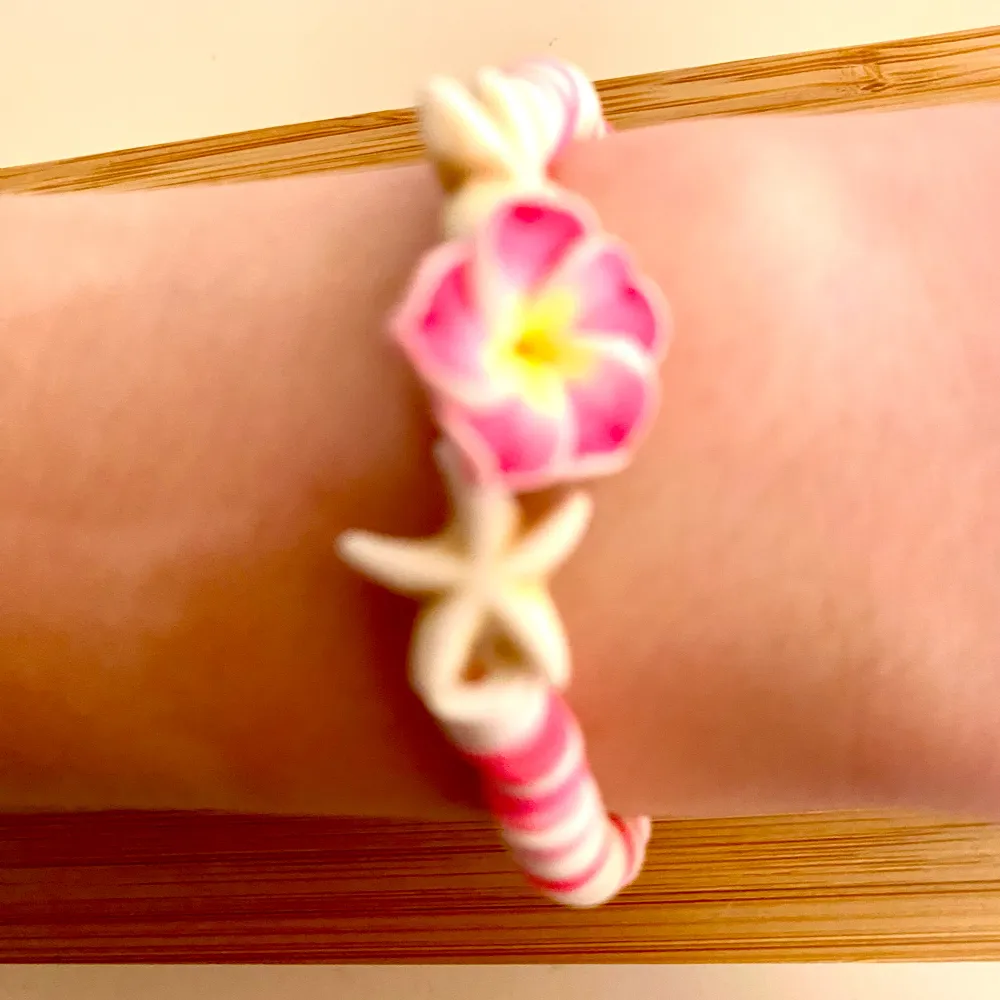HĂ€r fĂ„r du ett fint armband med en super preppy blomma pĂ„!đ VĂ€ldigt elastisk trĂ„dbackar funkar för alla storlekar, gĂ„r ocksĂ„ att göra i andra fĂ€rger!đ. Asusteet.