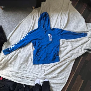 Hoodie  - Säljer min fina tröja nu eftersom jag aldrig använder den längre 