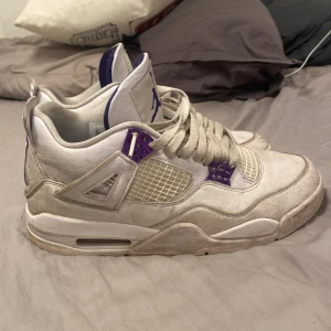 Jordan 4 - Riktigt snygga jordan 4or som tyvärr inte i jätte bra skick och används inte längre! Säljs derför lågt pris!