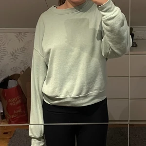 Sweatshirt - Mintgrön sweatshirt från Bikbok, storlek S, nyskick