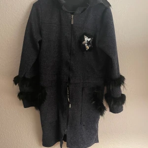 Jacka/  kofta  - Jacka/  kofta passar en S  Lite nopprig  