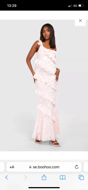 Klänning - Jättesöt klänning i rosa med volanger, använd 1 gång ca 2h så i nyskick.