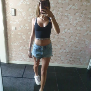 Snygg sommar topp/linne - Svart topp från zara med fina detaljer och mönster. Oandvänd i bra skick. Tunnt och sjönt material. Ursprungspris 200 kr