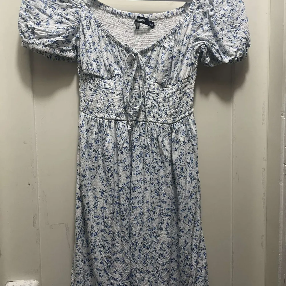 En jättefin klänning skick 9/10!! Anledning varför jag vill sälja den är att den har blivit för liten för mig(pris går att diskutera) 💙. Klänningar.