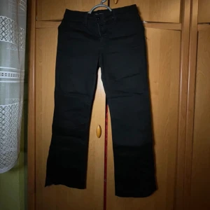 Svarta jeans - Svarta jeans i väldigt bra skick!  Midjemått är 35💞