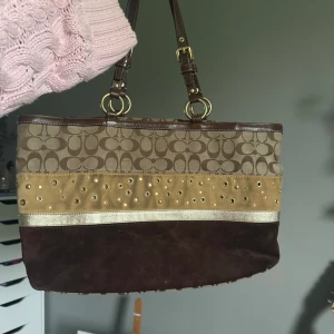 Coach väska - Äkta Coach väska. Andvänd fåtal gånger och har inga tydliga skador!