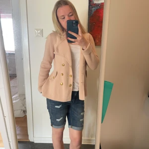 Beige kofta  - Storlek 36, beige fin kofta som är lite tjockare och skulle rekommendera att bära den våren eller hösten eller jacka på sommaren. Endast testad då den är för stor.   Obs hund i hemmet! 